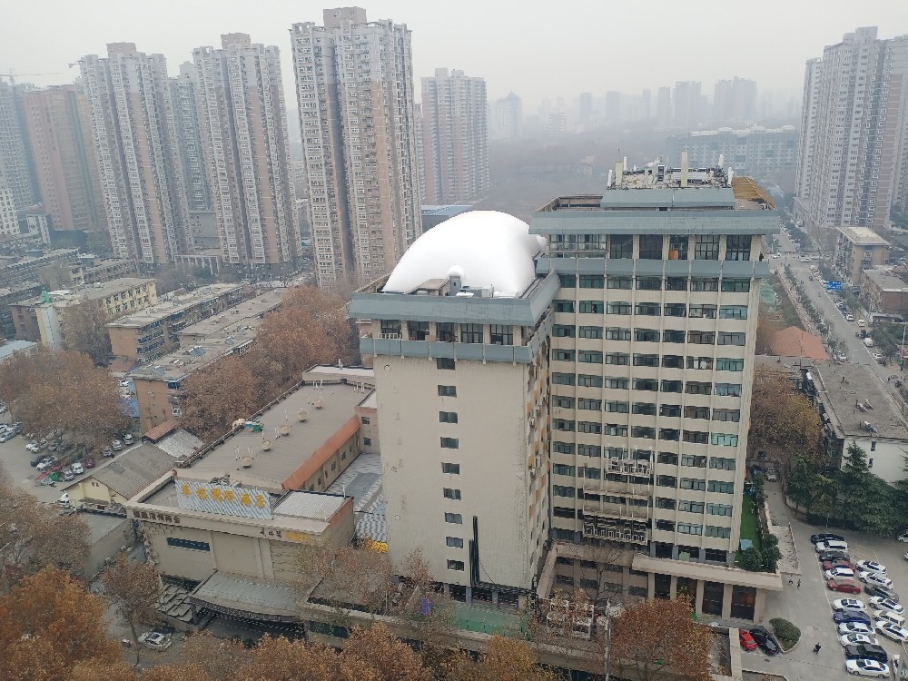 樓頂氣膜體育館是一種新型的體育場館建筑，在未來的發(fā)展中有著廣闊的前景